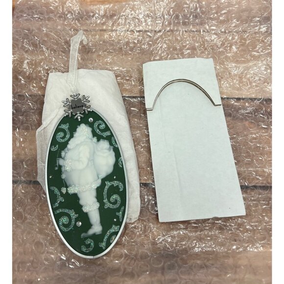 2010 HALLMARK KEEPSAKE ORNAMENT QXG3533 BELIEVE IN SANTA BY JULIE FORSYTH - Picture 5 of 10